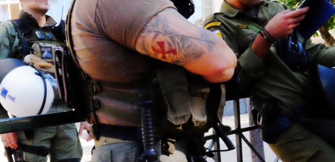 Αστυνομικοί με ναζιστικά σύμβολα στη δίκη της Χρυσής Αυγής